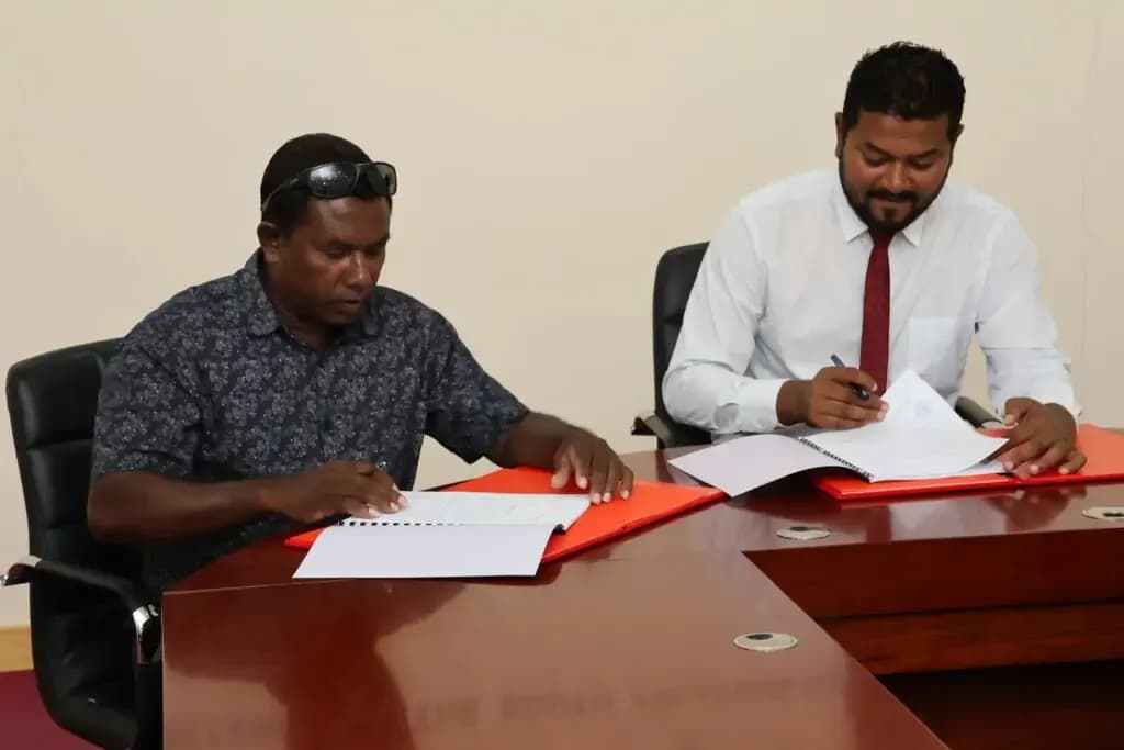 އދ. އަތޮޅުގައި އިމިގްރޭޝަންގެ އޮފީހެއް ހެދުމުގެ އެއްބަސްވުމުގައި ސޮއިކޮށްފި.